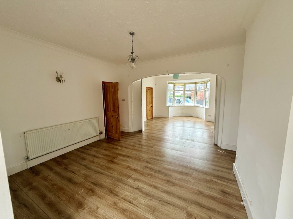 Lot: 131 - SPACIOUS THREE-BEDROOM SEMI IN GOOD LOCATION - Open plan living and dining room